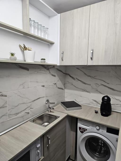 Chic Galati Apartment: Urban Escape 외부 사진