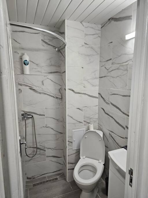 Chic Galati Apartment: Urban Escape 외부 사진